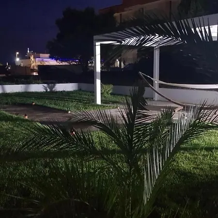 Scauri Resort * سكوري