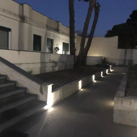 Scauri Resort * سكوري