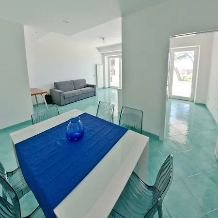 Scauri Resort * سكوري