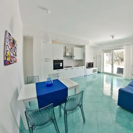 Scauri Resort بيت للعطل