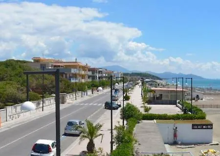 Scauri Resort سكوري