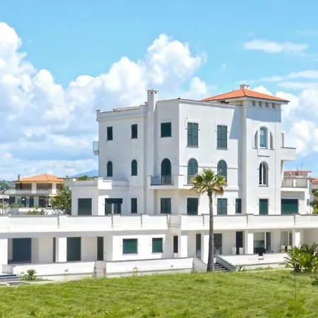 Scauri Resort بيت للعطل سكوري