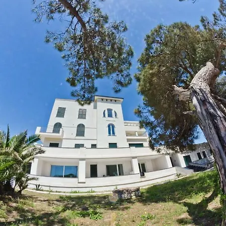 Scauri Resort *